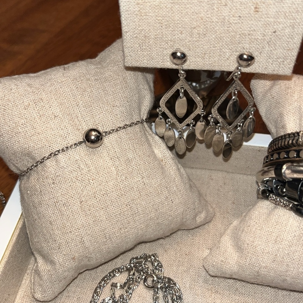 Lot of silver and black jewelry- necklaces, bracelets, earrings - Picture 14 of 16